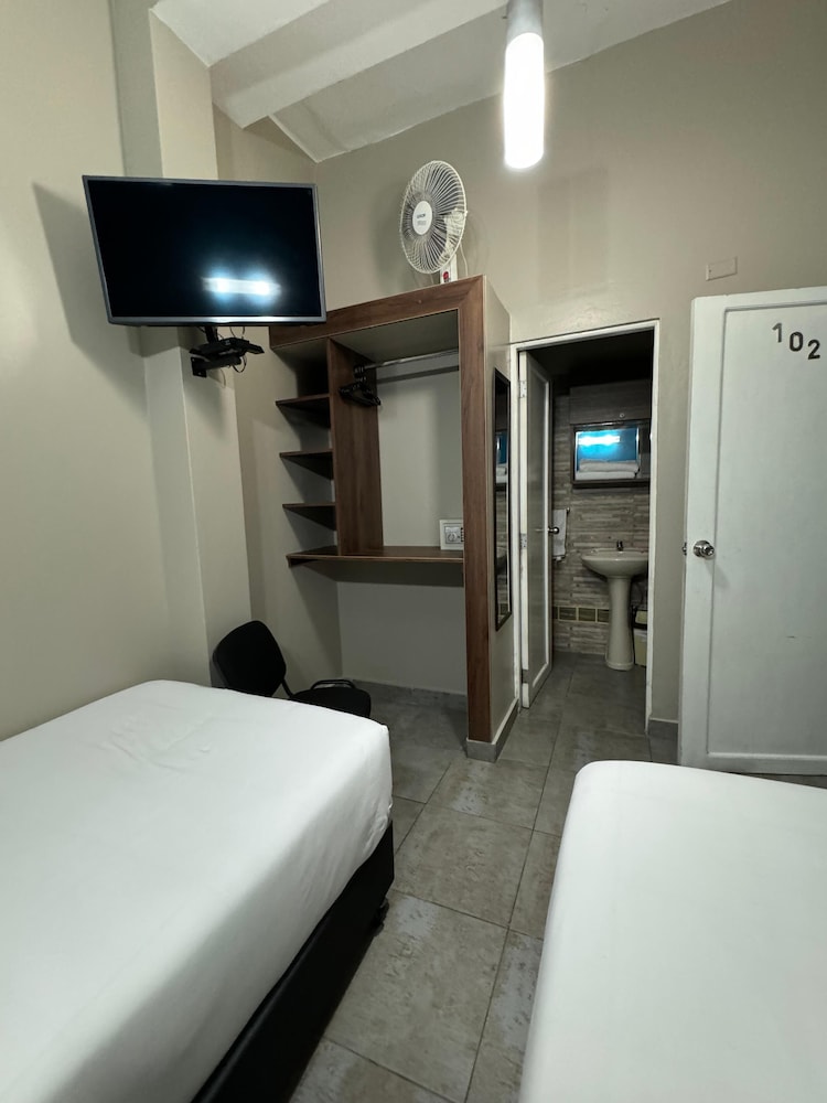 Basic Twin Room photo 2