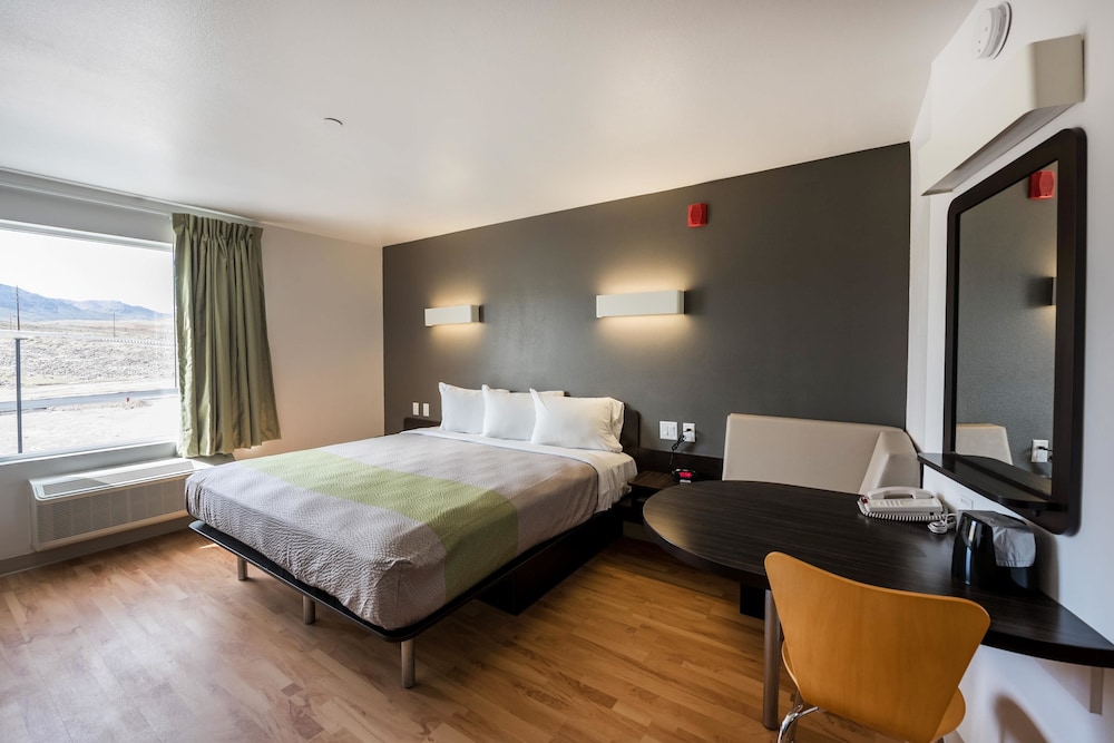 Standard Suite, 1 King Bed, Non Smoking photo 3