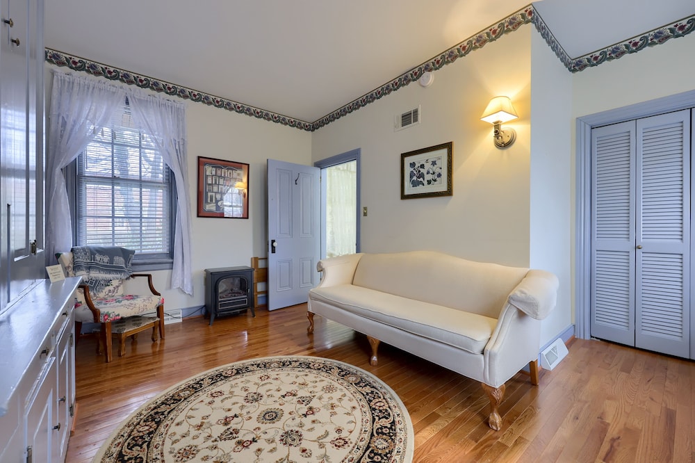 Suite, 1 Queen Bed photo 2