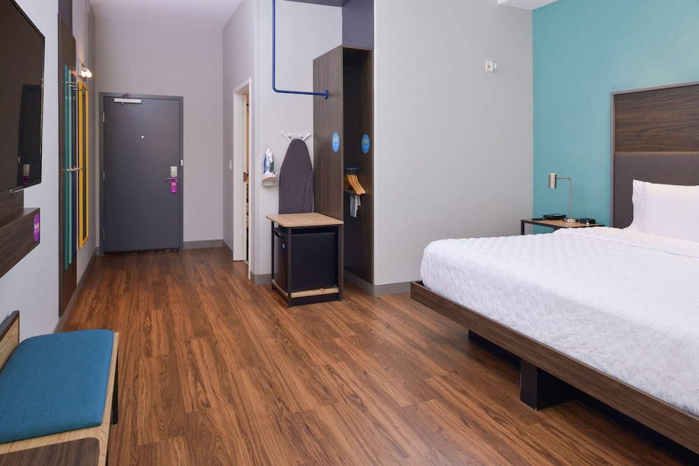 Room, 1 King Bed, Accessible, Bathtub - Photo 3