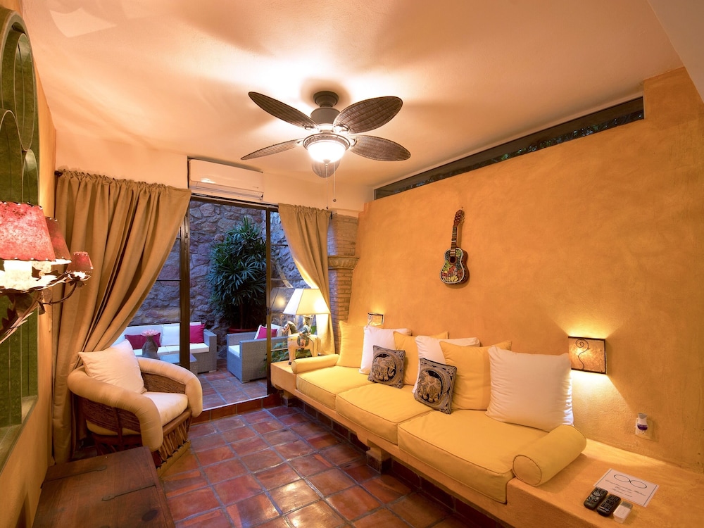 Standard Quadruple Room, Ensuite, Courtyard View (Suite 59) photo 2