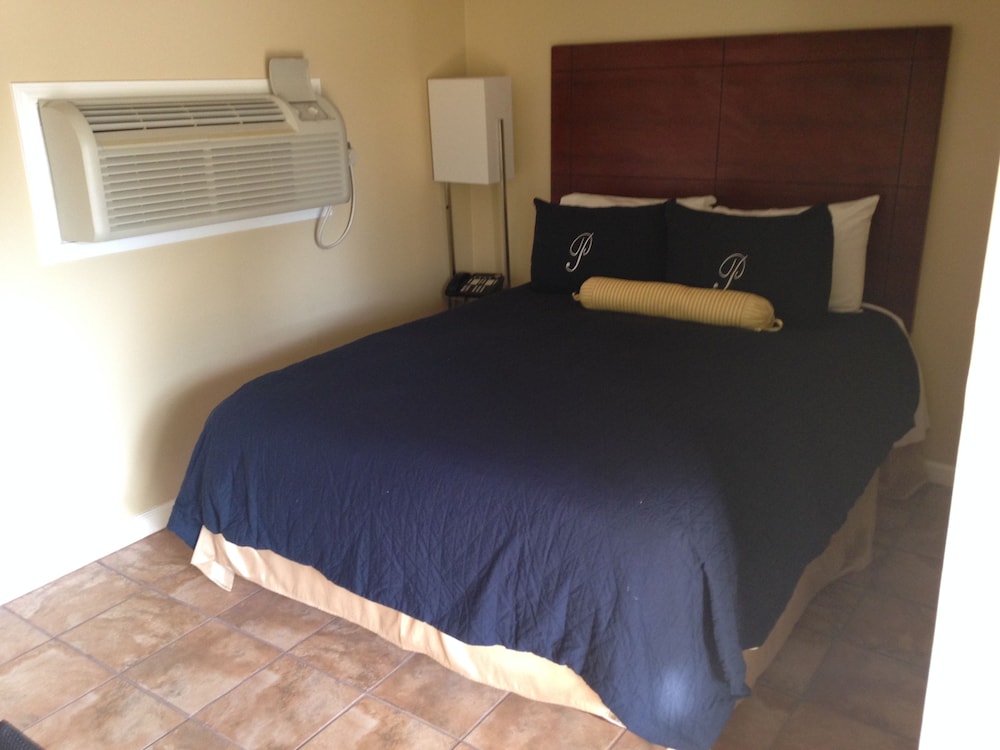 Standard Room, 1 Queen Bed, Non Smoking photo 1
