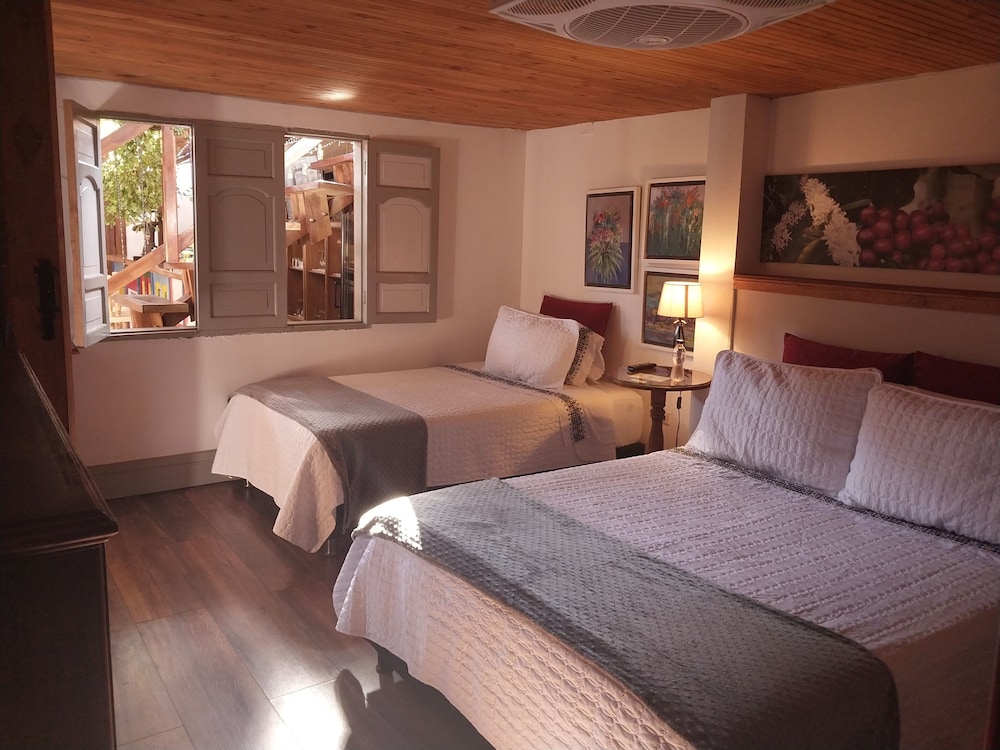 Family Room, Multiple Beds photo 2