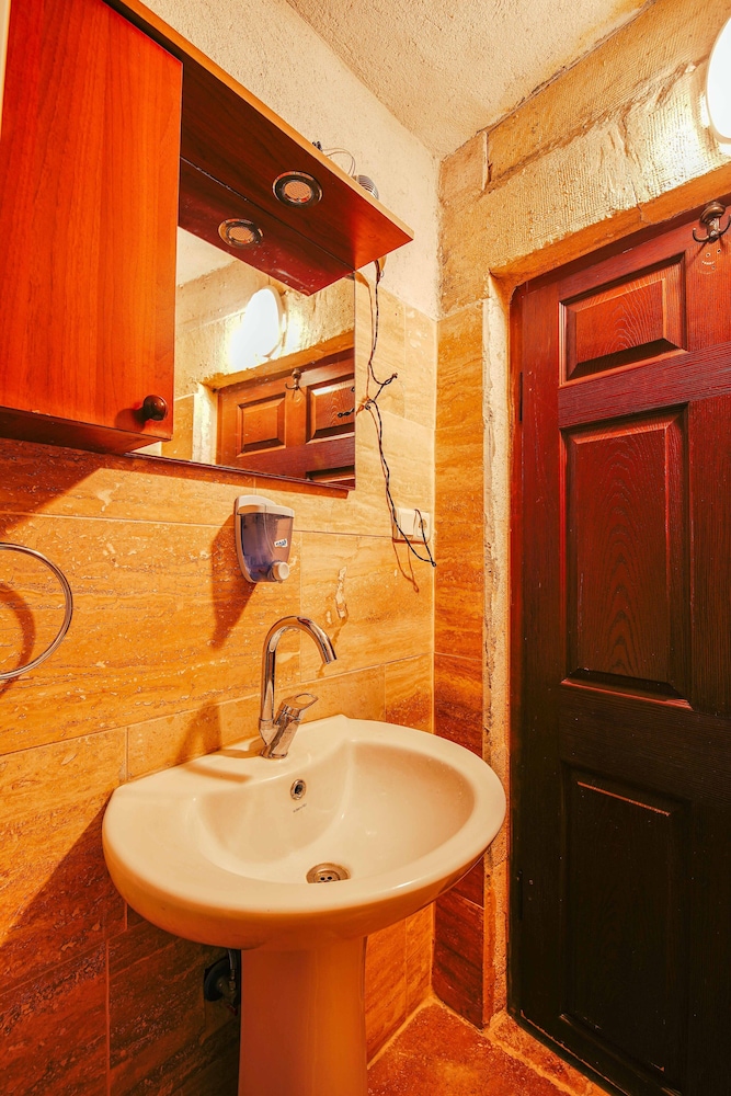 Basic Single Room - Photo 3