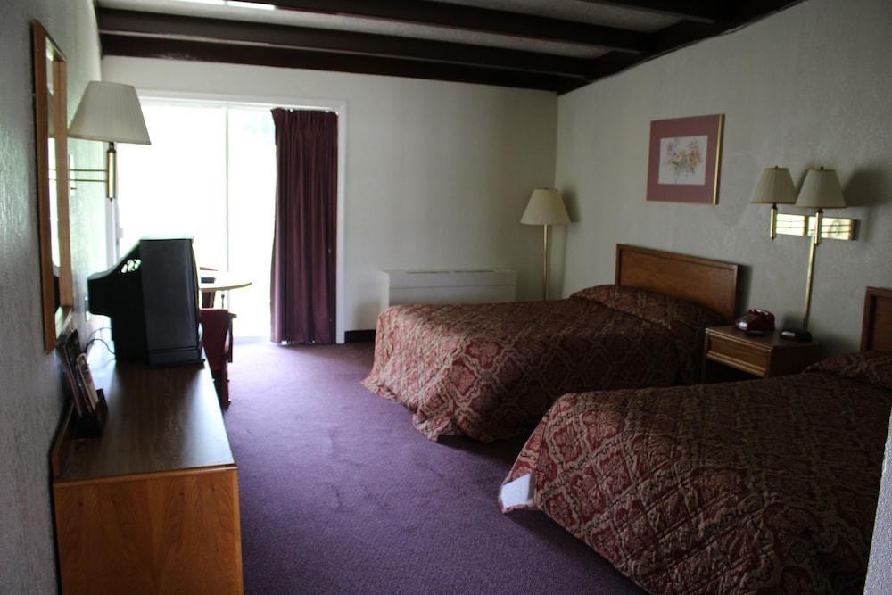 Room, 2 Double Beds, Refrigerator & Microwave (Nonsmoking) photo 2