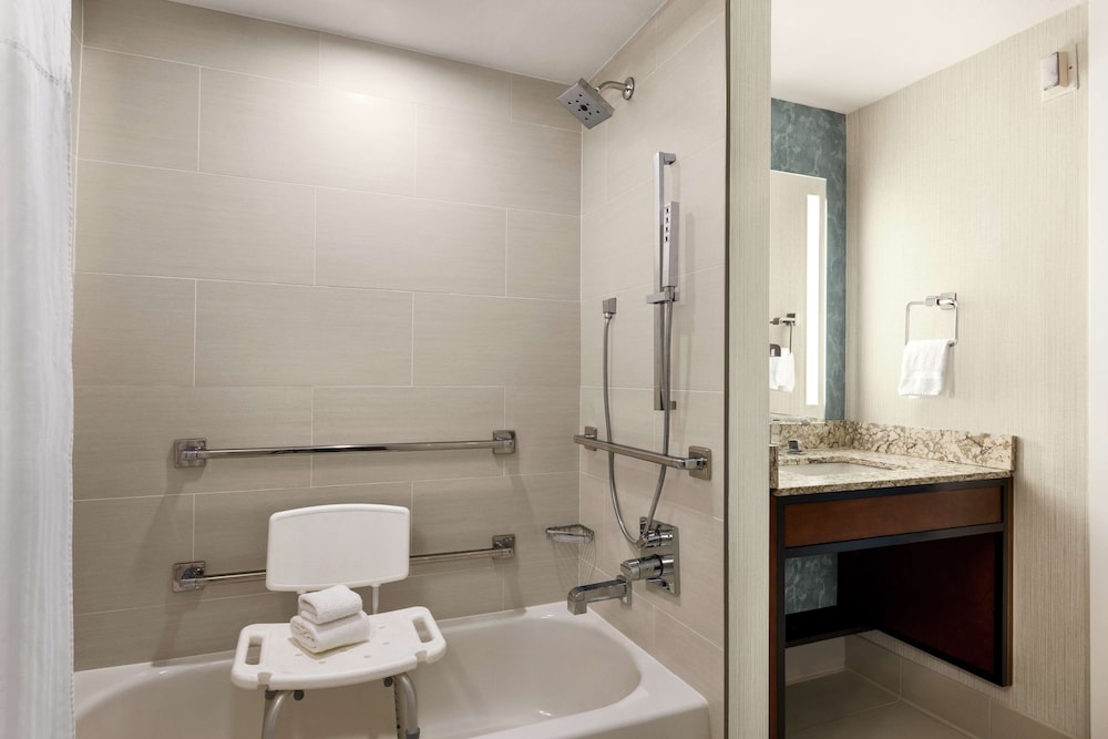 Room, 2 Queen Beds, Accesible with Tub - Photo 4