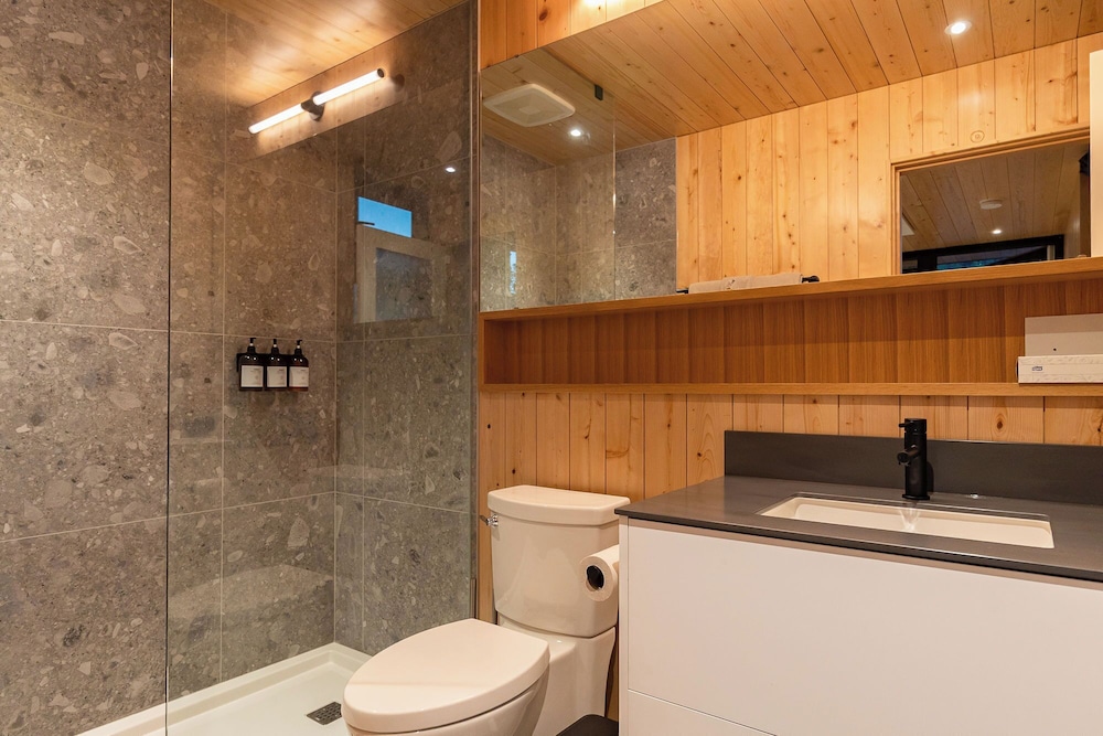 Deluxe Bungalow, Hot Tub photo 2