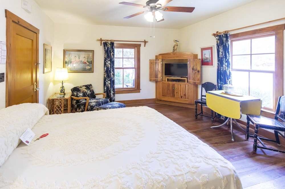 Deluxe Room (Funky Bird)