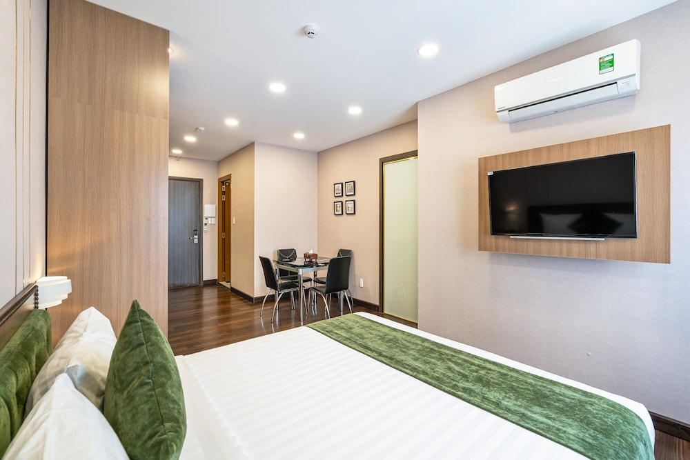 Basic Studio, 1 Queen Bed, Non Smoking, City View photo 2