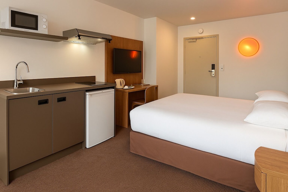 Standard Studio, 1 Queen Bed - Photo 2