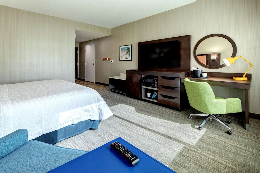 Room, 1 King Bed with Sofa bed, Accessible, Refrigerator & Microwave - Photo 2