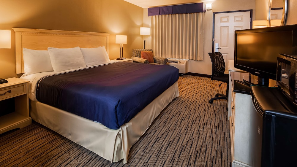 Standard Room, 1 King Bed, Non Smoking - Photo 4