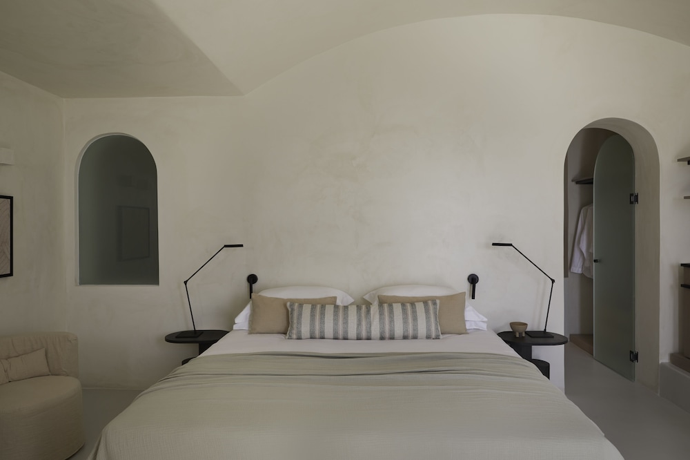 Infinity Suite with Plunge Pool and Caldera View