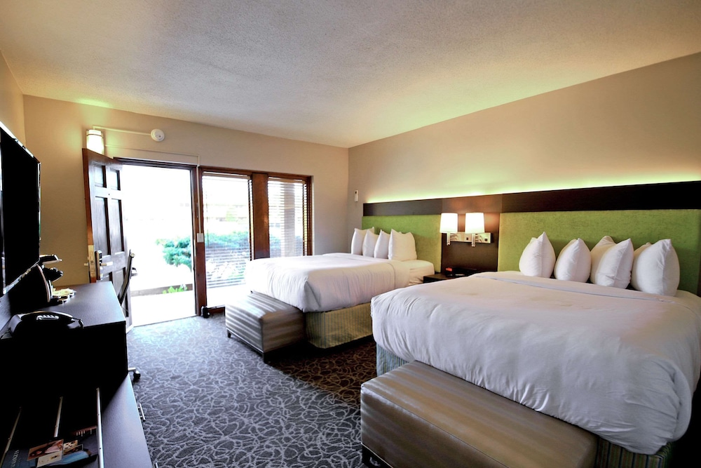 Standard Room, 2 Queen Beds, Non Smoking - Photo 5