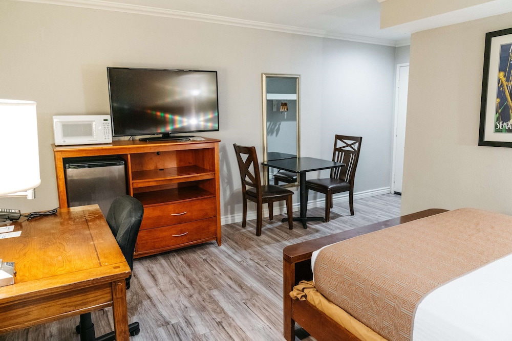 Suite, Multiple Beds, Non Smoking, Refrigerator & Microwave (Larger Room) - Photo 3