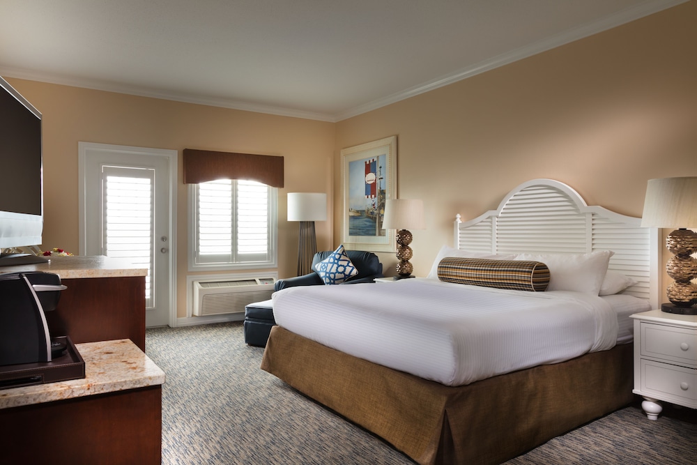 Standard Room, 1 King Bed, Bay View (King Bay View) - Photo 3