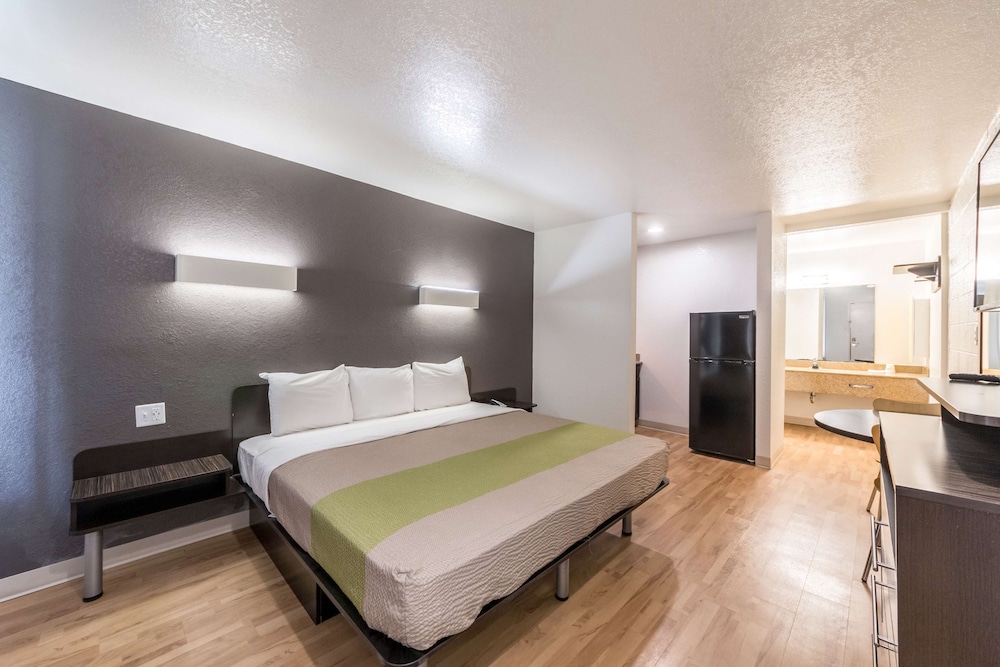 Deluxe Room, 1 King Bed, Non Smoking, Kitchenette - Photo 2