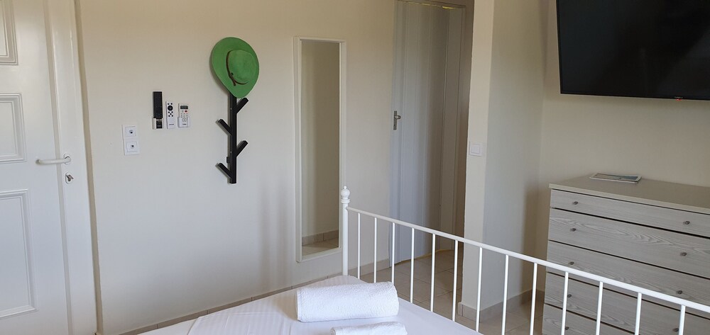Basic Room, 1 Queen Bed with Sofa bed, Smoking