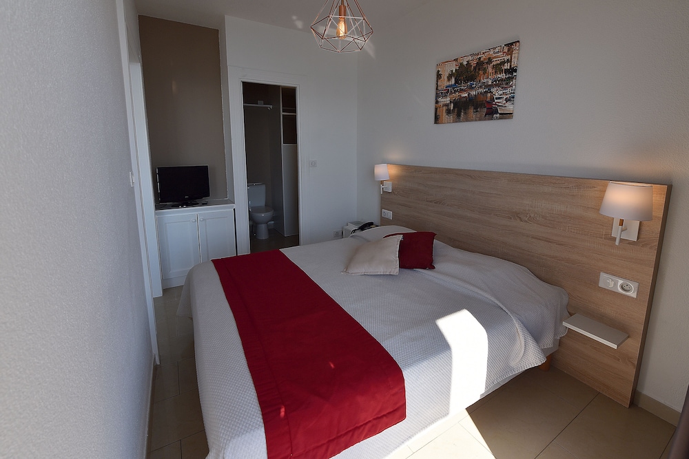 Studio, 1 Queen Bed, Balcony, Sea View - Photo 2