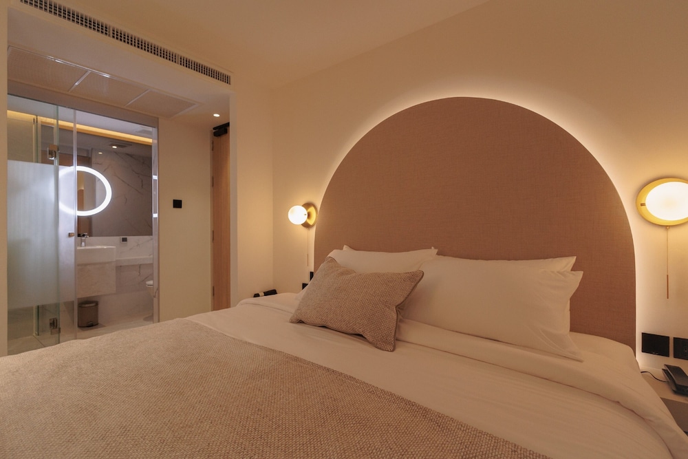 Premium Room with Bath or Soaking Tub photo 3