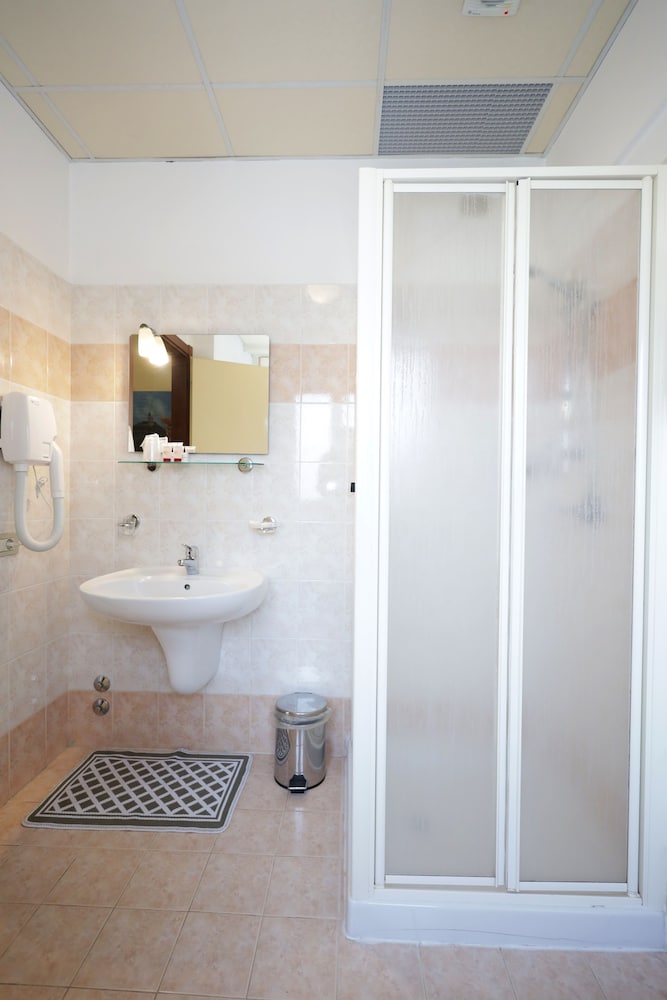 Standard Double or Twin Room - Photo 5