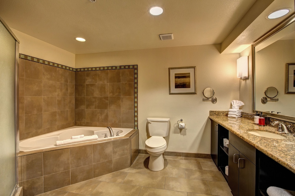 Junior Queen Spa Suite photo 2