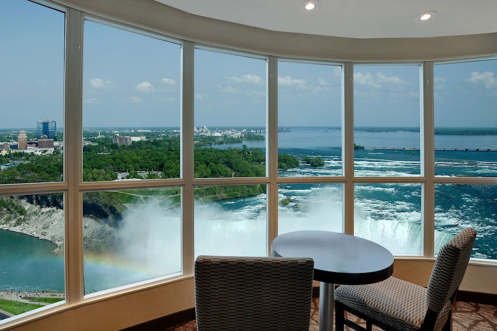 Premium Corner Suite - King, Sofabed, Views Niagara Falls & American Falls - Floor 25-35