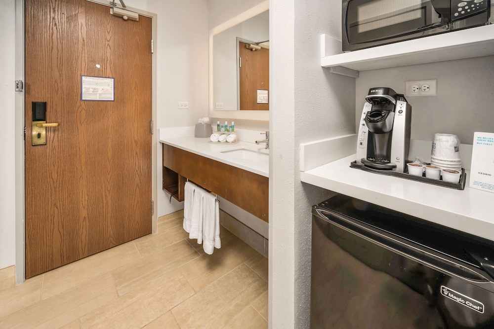 Standard Room, 1 King Bed, Accessible (Communication, Accessible Tub) - Photo 1