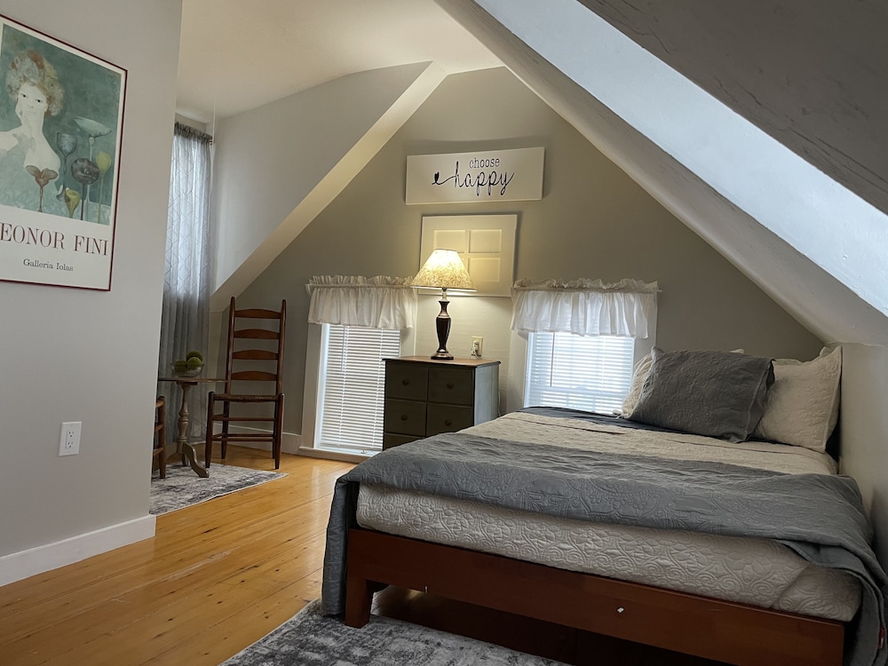 Suite 2, 1 King Bed, 1 Day Bed