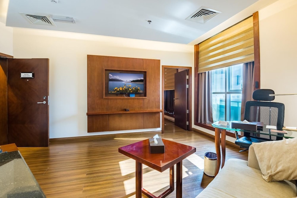 Suite, 1 King Bed, Bathtub
