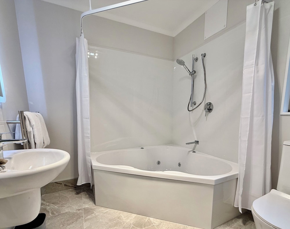 Deluxe Studio Suite, 1 Queen Bed, Spa