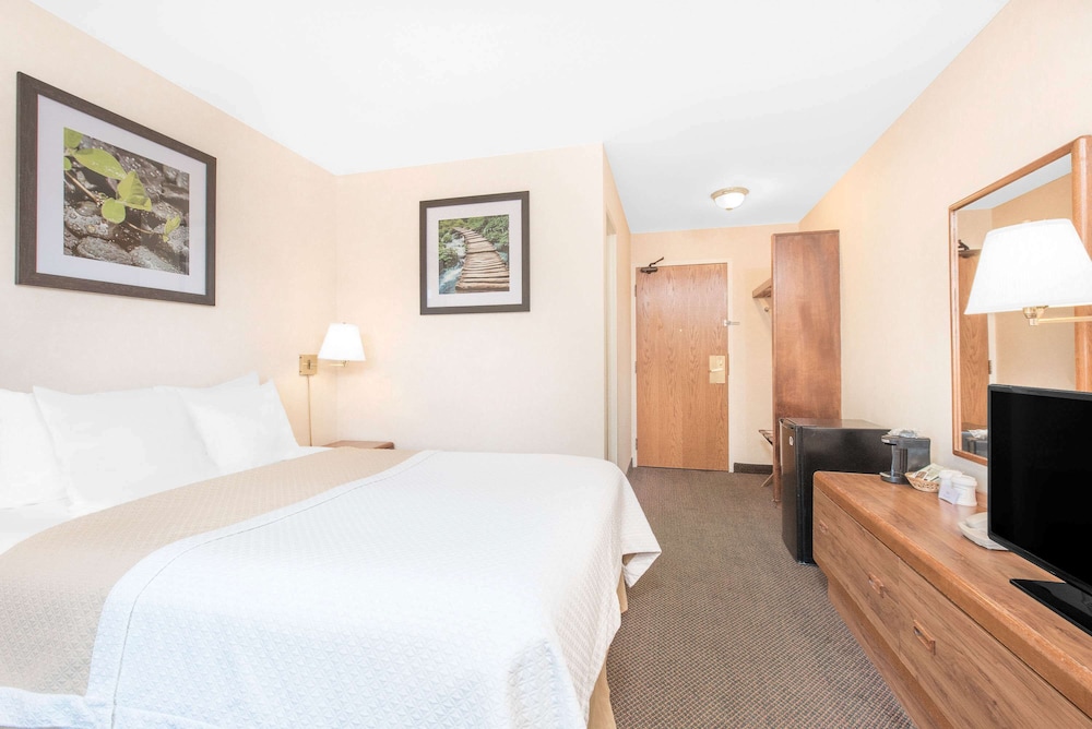 Standard Room, 1 Queen Bed - Photo 1
