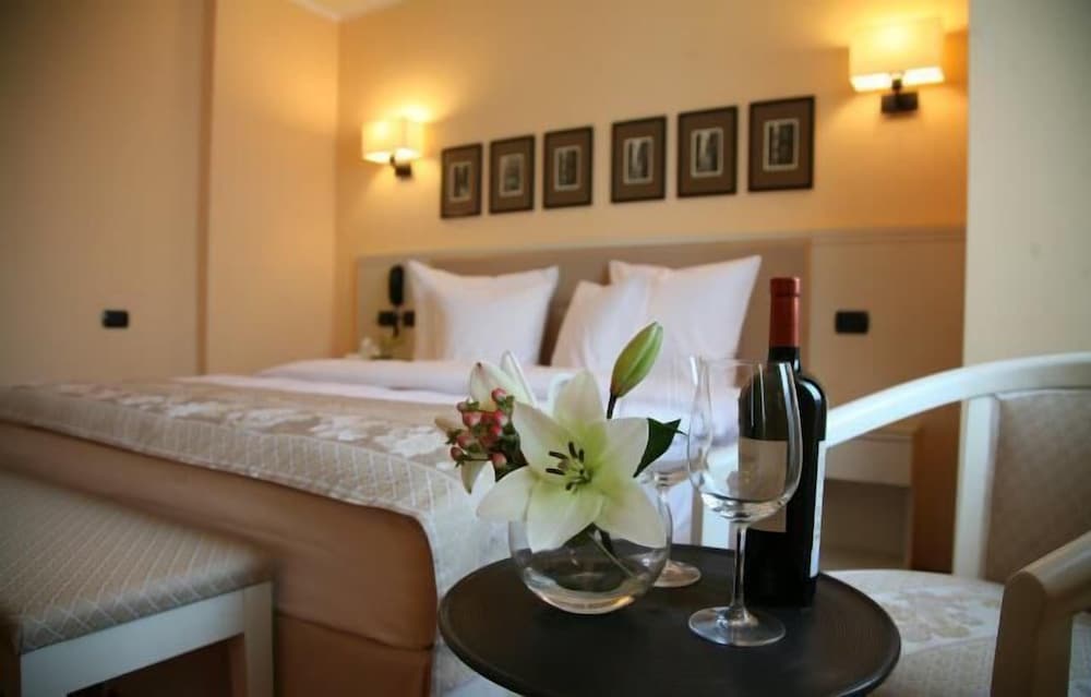 Double or Twin Room - Photo 4