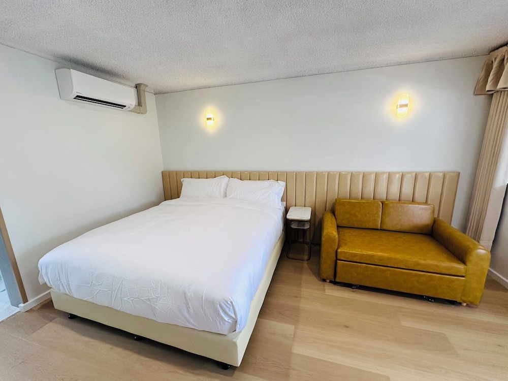 Deluxe King Room with Bathtub photo 2