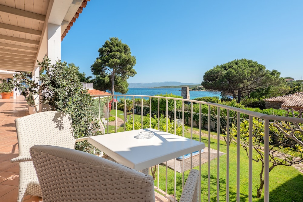 Deluxe Double Room, Sea View, Beachfront (The Pelican Villa) - Photo 2