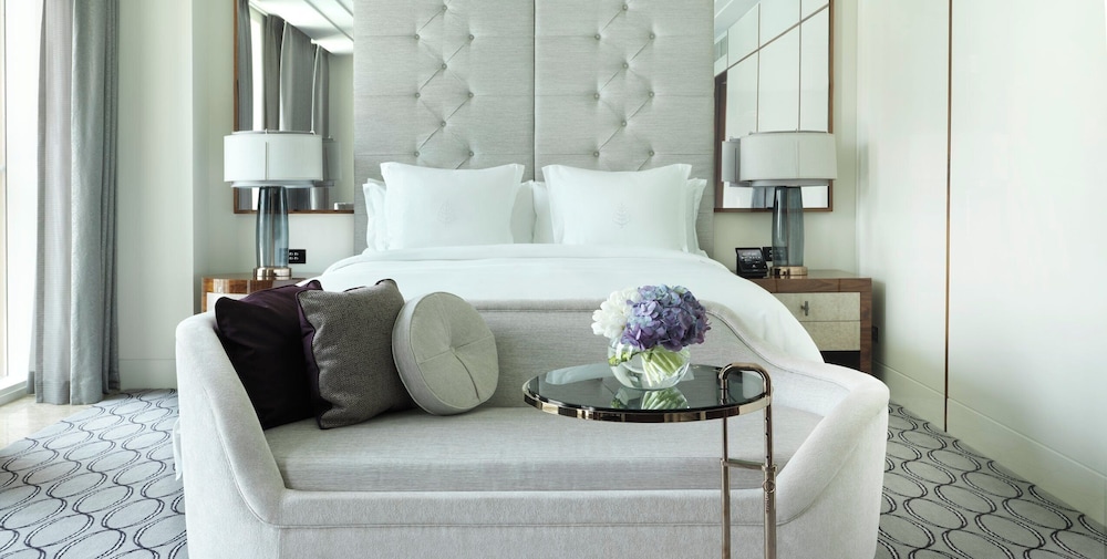 Premier Room, 1 King Bed photo 3