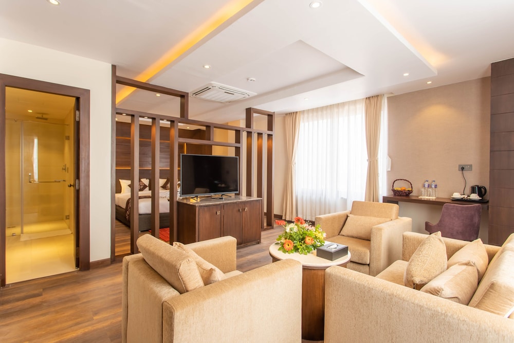 Executive Suite - Photo 3