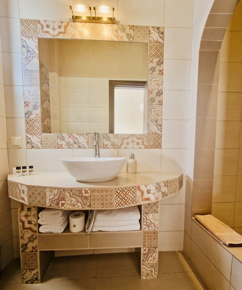 Deluxe Room - Photo 8