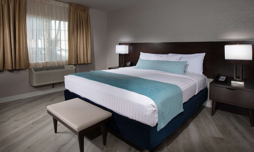 Suite, 1 King Bed (Coast King Junior Suite) - Photo 3