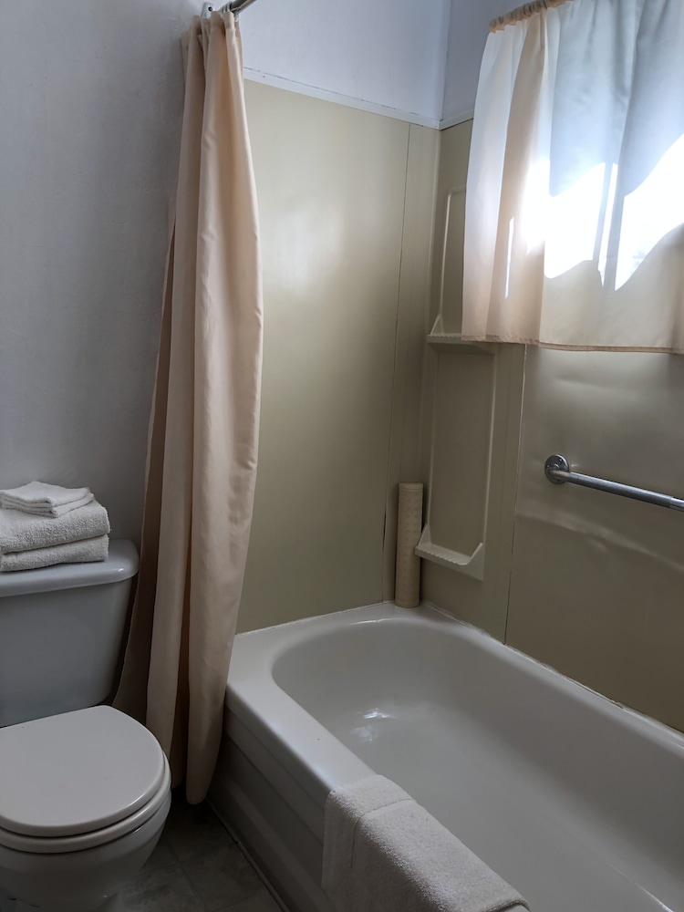 Economy Triple Room, Garden View photo 3