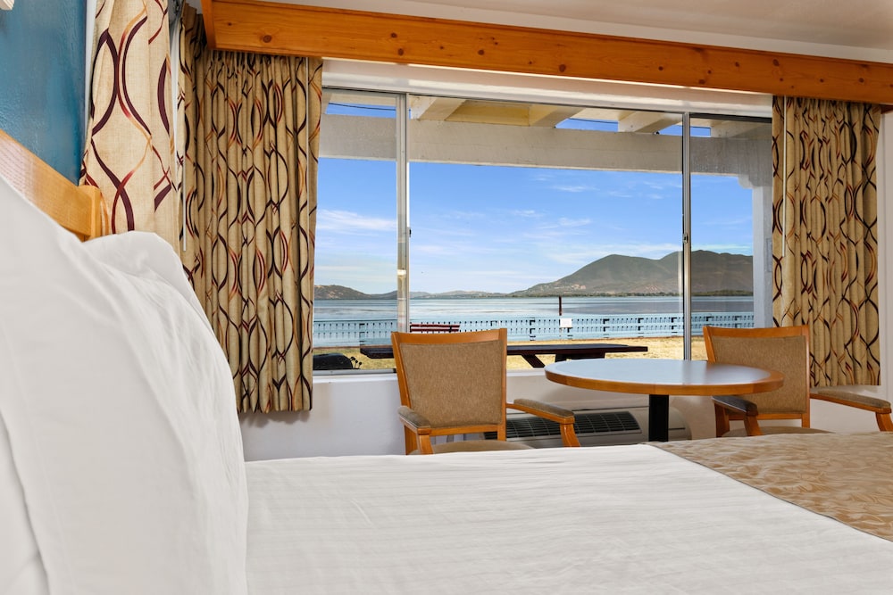 Room, 2 Queen Beds, Lake Front, No Pets Allowed photo 3