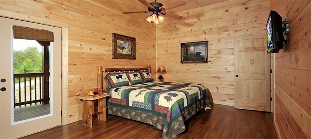Premier Cabin, 3 Bedrooms, Hot Tub, Valley View (Sleeps up to 12) photo 1