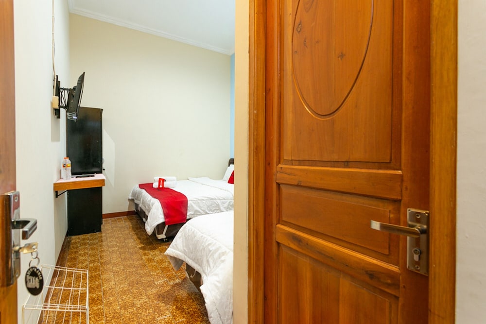 Double Room (RedDoorz) - Photo 6