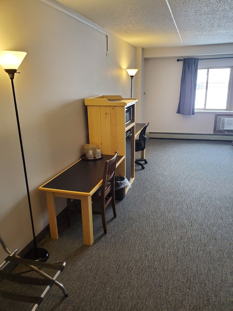 Basic Room, 1 King Bed photo 2