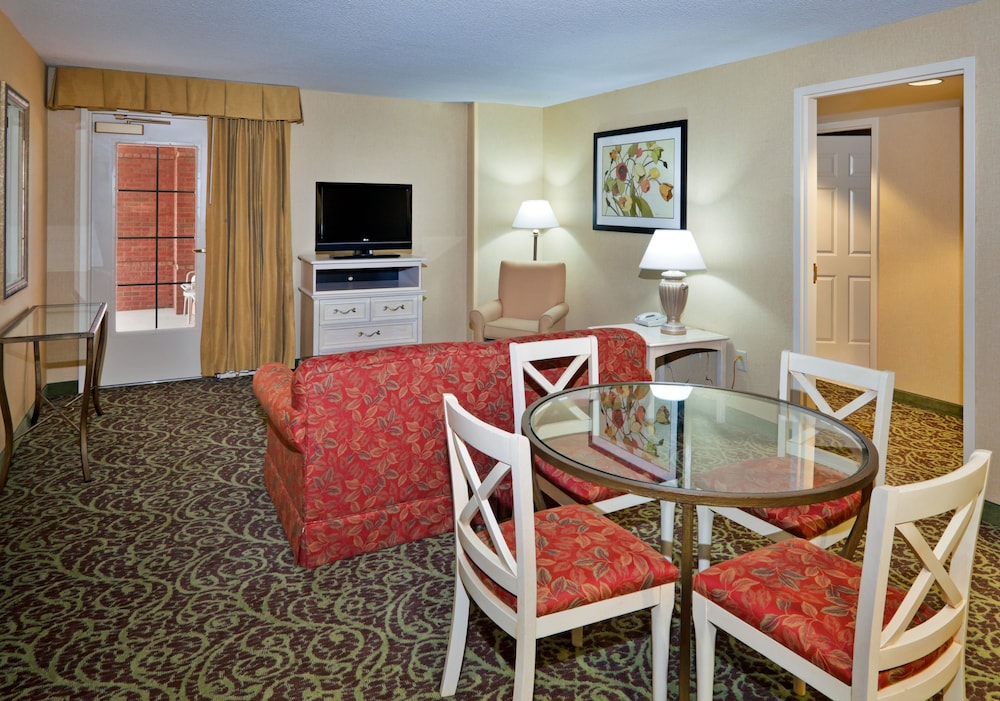 Suite, 1 King Bed with Sofa bed - Photo 4