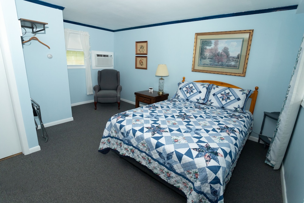 Deluxe Room (No Pets) photo 1