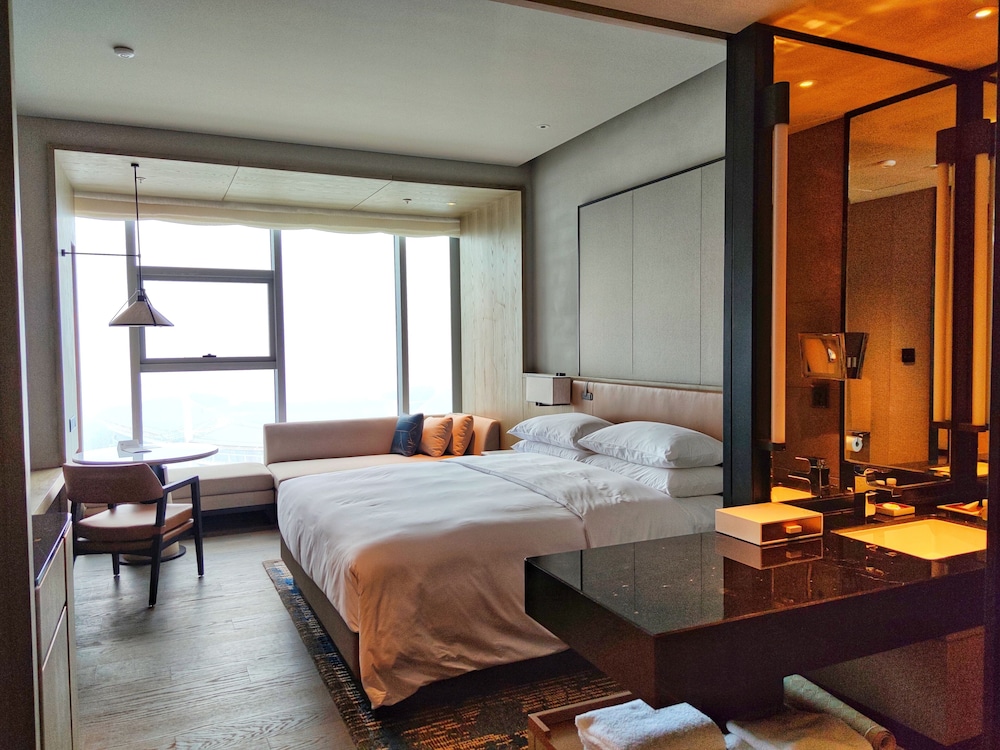 Executive Room, 1 King Bed - Photo 2