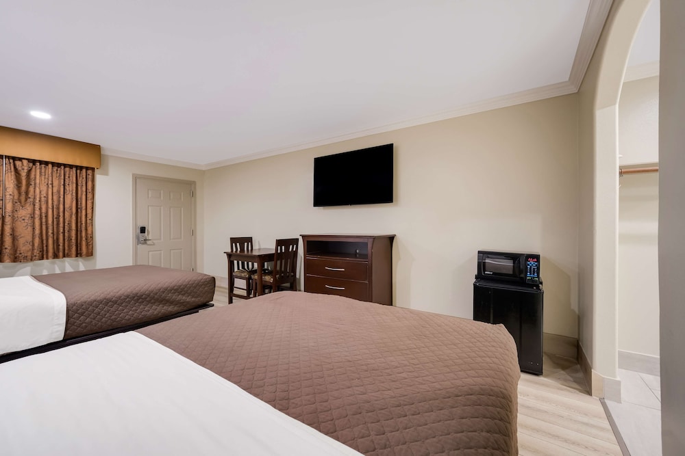 Room, 2 Queen Beds, Non Smoking - Photo 2