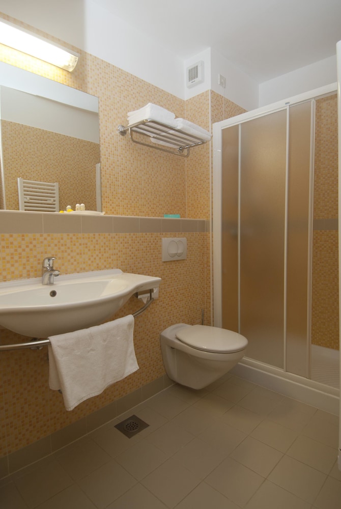 Standard Double/Twin Room with Balcony - Photo 6