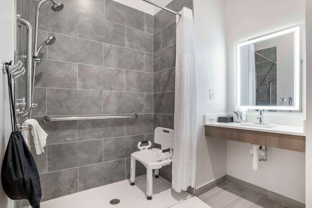 Suite, 1 King Bed, Accessible, Non Smoking photo 3